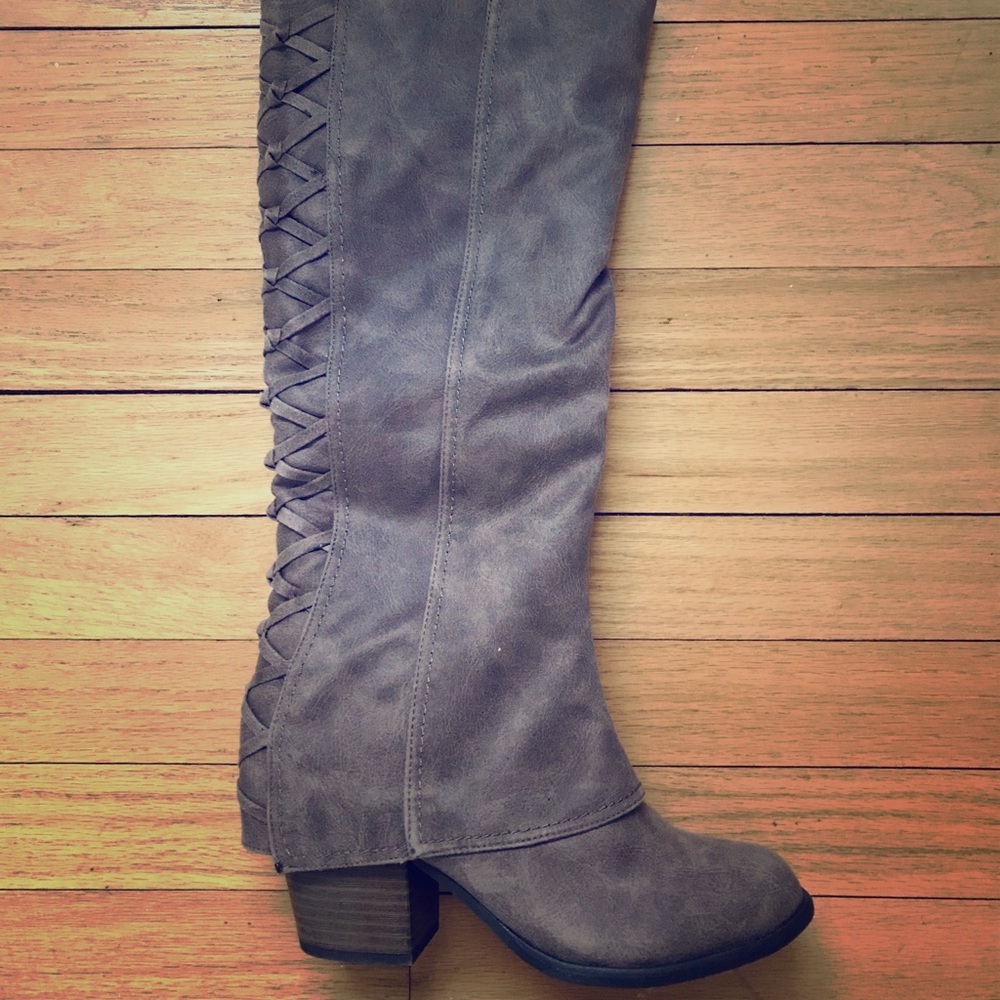 Fergalicious Leesa, Doe knee high boot.